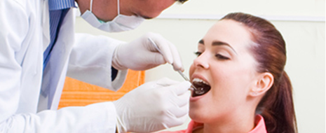 Odontólogo haciendo revisión dental