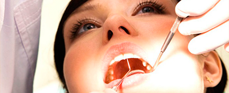 Realizando revisión dental