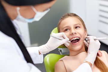 Niño en consulta dentista 